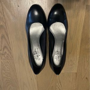 Lifestride soft system size 6.5 closed toe black heels